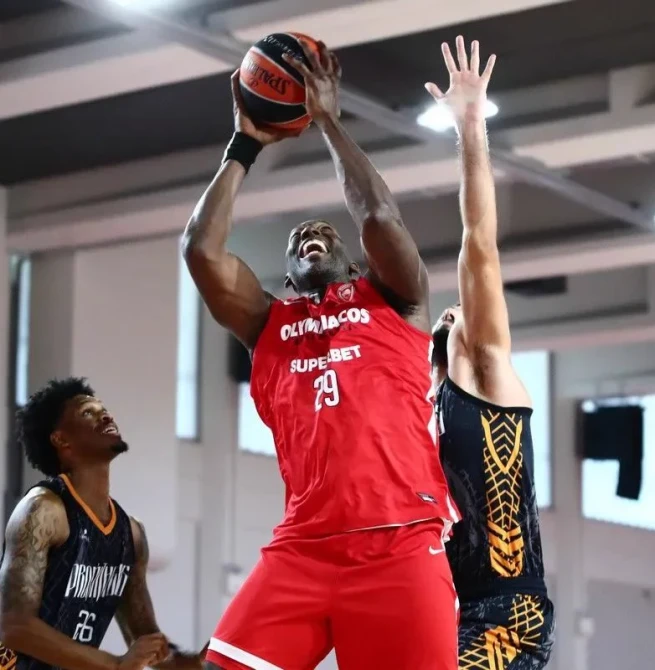 Olympiacos alarga un mes más a Bryant Dunston, doble campeón de la EuroLeague a los 40 años
