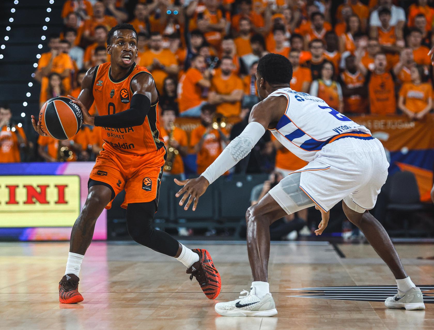 Valencia Basket arrasa a Baskonia y firma un estreno europeo perfecto en el Roig Arena (111-88)