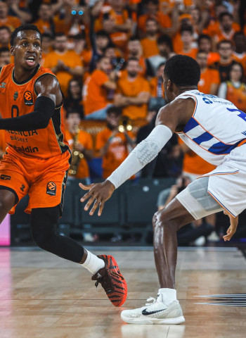 Valencia Basket arrasa a Baskonia y firma un estreno europeo perfecto en el Roig Arena (111-88)