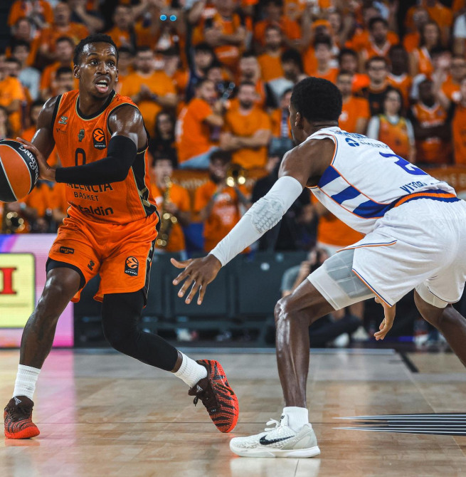 Valencia Basket arrasa a Baskonia y firma un estreno europeo perfecto en el Roig Arena (111-88)