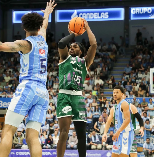 El Unicaja asalta el Pazo y frena al Rio Breogán (90-103)