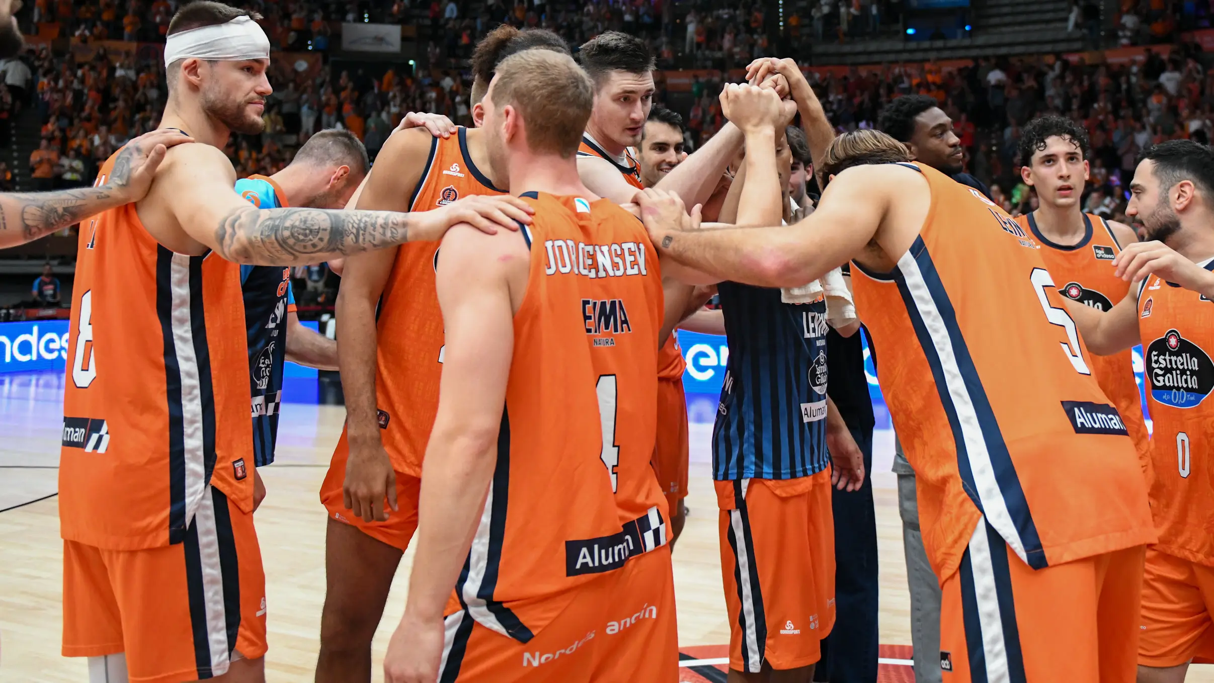 Leyma Coruña sufre, resiste y celebra su regreso, 104-101