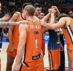 Leyma Coruña sufre, resiste y celebra su regreso, 104-101