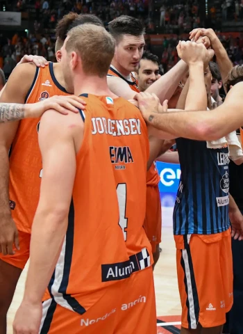 Leyma Coruña Survives Thriller to Celebrate Return with 104-101 Victory