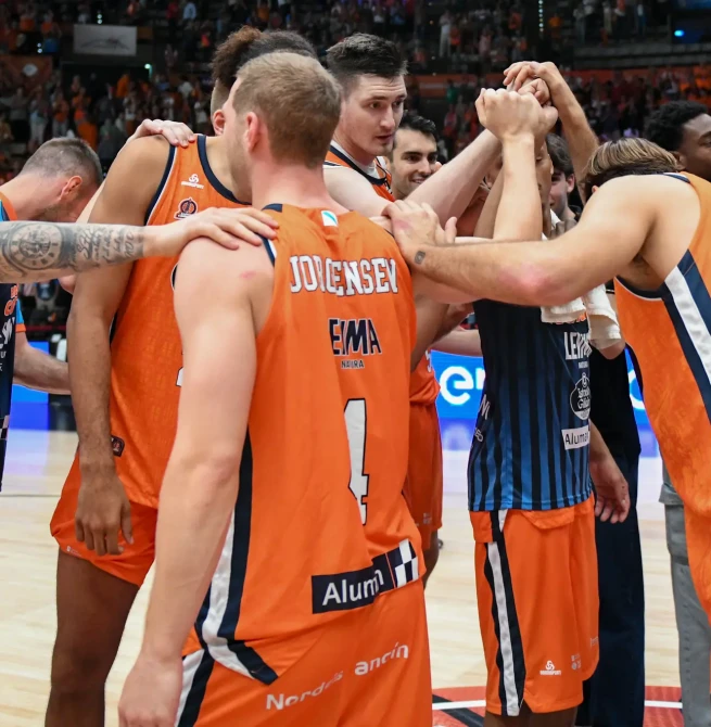 Leyma Coruña sufre, resiste y celebra su regreso, 104-101