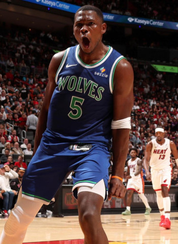 Edwards firma 45 puntos y los Wolves arrollan a los Heat (131-106)
