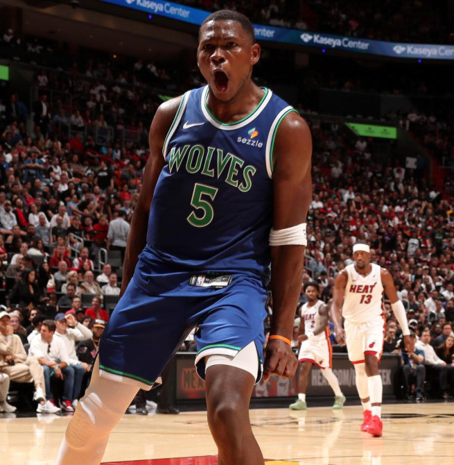 Edwards firma 45 puntos y los Wolves arrollan a los Heat (131-106)
