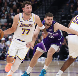 Dončić firma 52 puntos y los Lakers siguen invictos (132-123)
