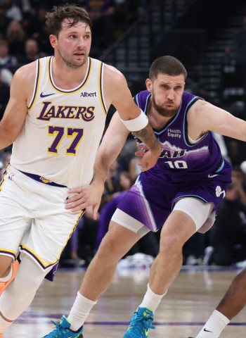 Dončić firma 52 puntos y los Lakers siguen invictos (132-123)