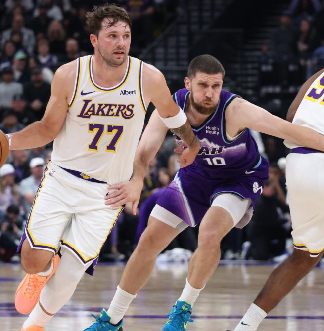 Dončić firma 52 puntos y los Lakers siguen invictos (132-123)