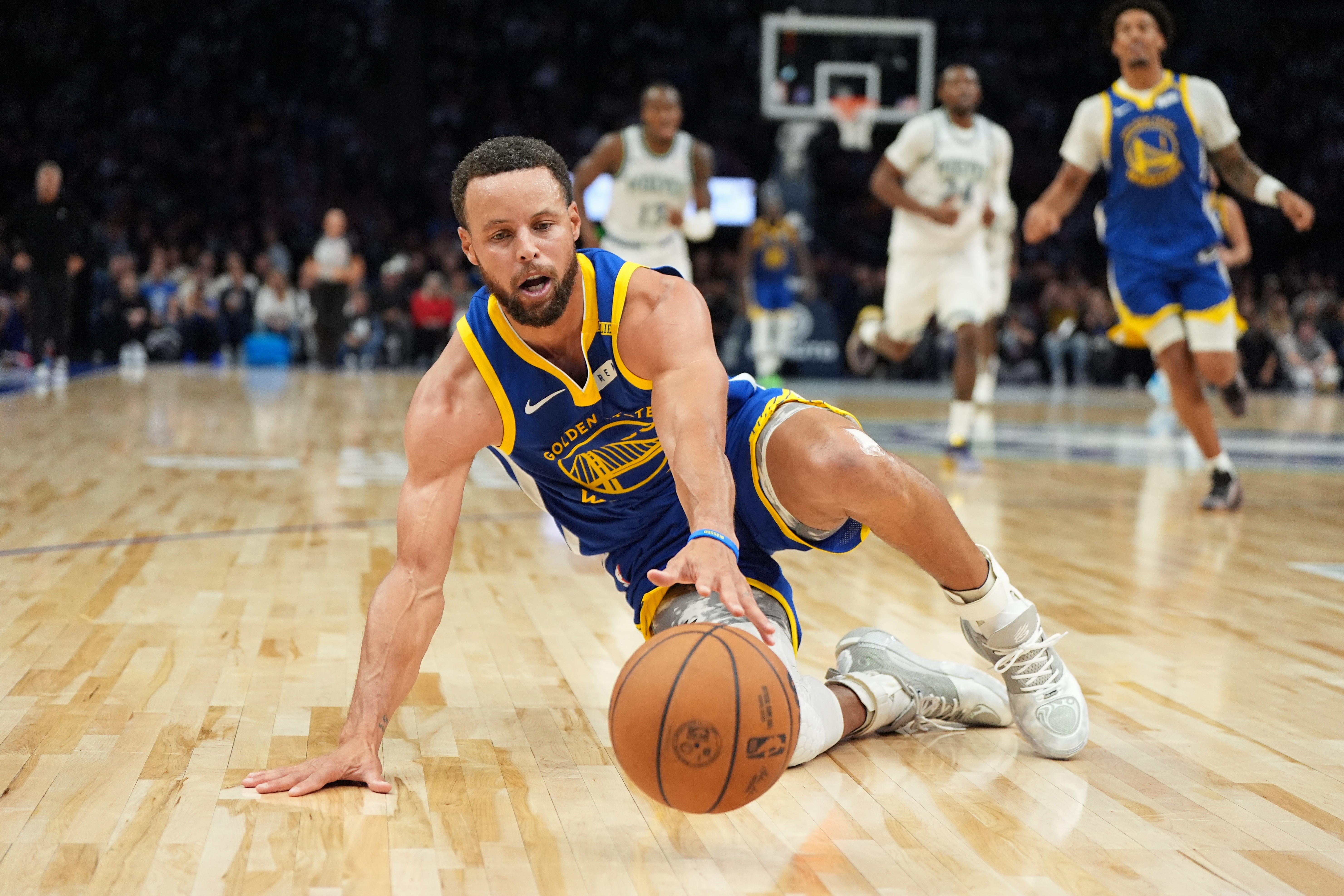 NBA Roundup: Curry's 44 Points, Jokić Reaches 200 Triple-Doubles, Thunder Suffer First Loss