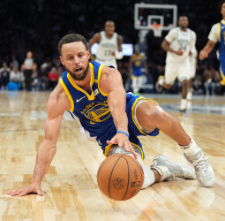 Noche NBA: 44 de Curry, 200 triples-dobles de Jokić y primera derrota de los Thunder