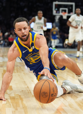 NBA Roundup: Curry's 44 Points, Jokić Reaches 200 Triple-Doubles, Thunder Suffer First Loss