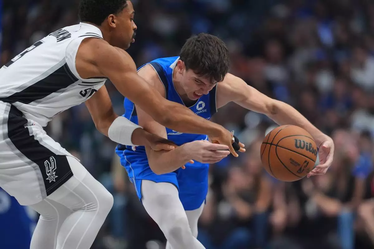 De Larrea Shines with 21 Points in Dallas, but Spurs Edge Mavericks (122-106)