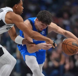 De Larrea brilla con 21 puntos en Dallas, pero los Spurs ganan a los Mavericks (122-106)