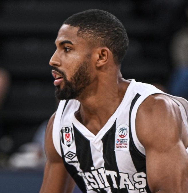 DeJulius sigue en el Besiktas pese al fichaje de Lonnie Walker IV