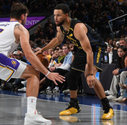 Curry y ocho triples: los Warriors levantan un -25 ante los Lakers (95-112)