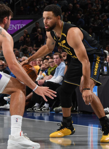 Curry y ocho triples: los Warriors levantan un -25 ante los Lakers (95-112)