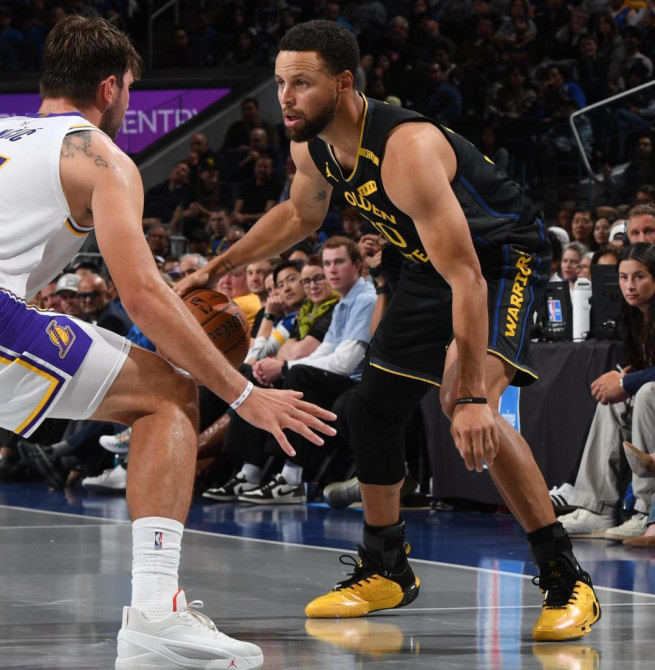 Curry y ocho triples: los Warriors levantan un -25 ante los Lakers (95-112)
