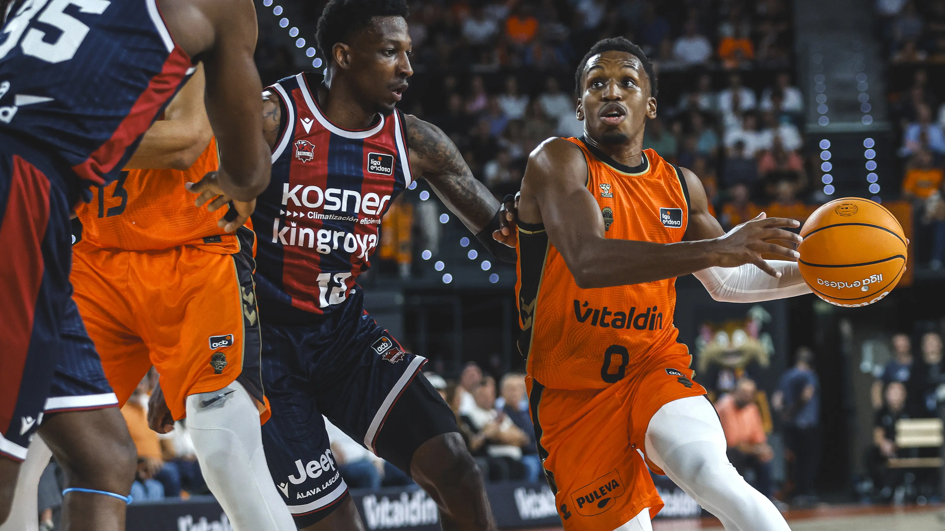 Valencia Basket impone su oficio ante Baskonia y vuelve al balance positivo en acb (84-75)