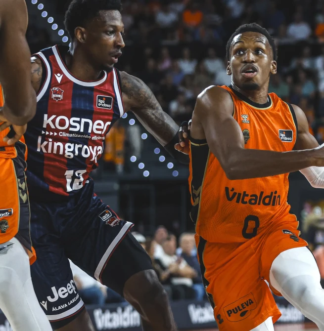 Valencia Basket impone su oficio ante Baskonia y vuelve al balance positivo en acb (84-75)