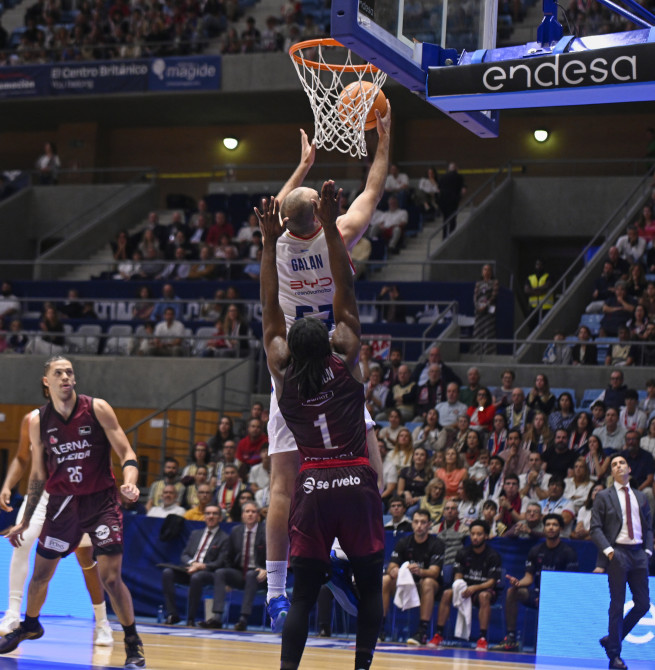 Joel Soriano se convierte en un coloso en la zona y da la victoria a Monbus Obradoiro (91-89)