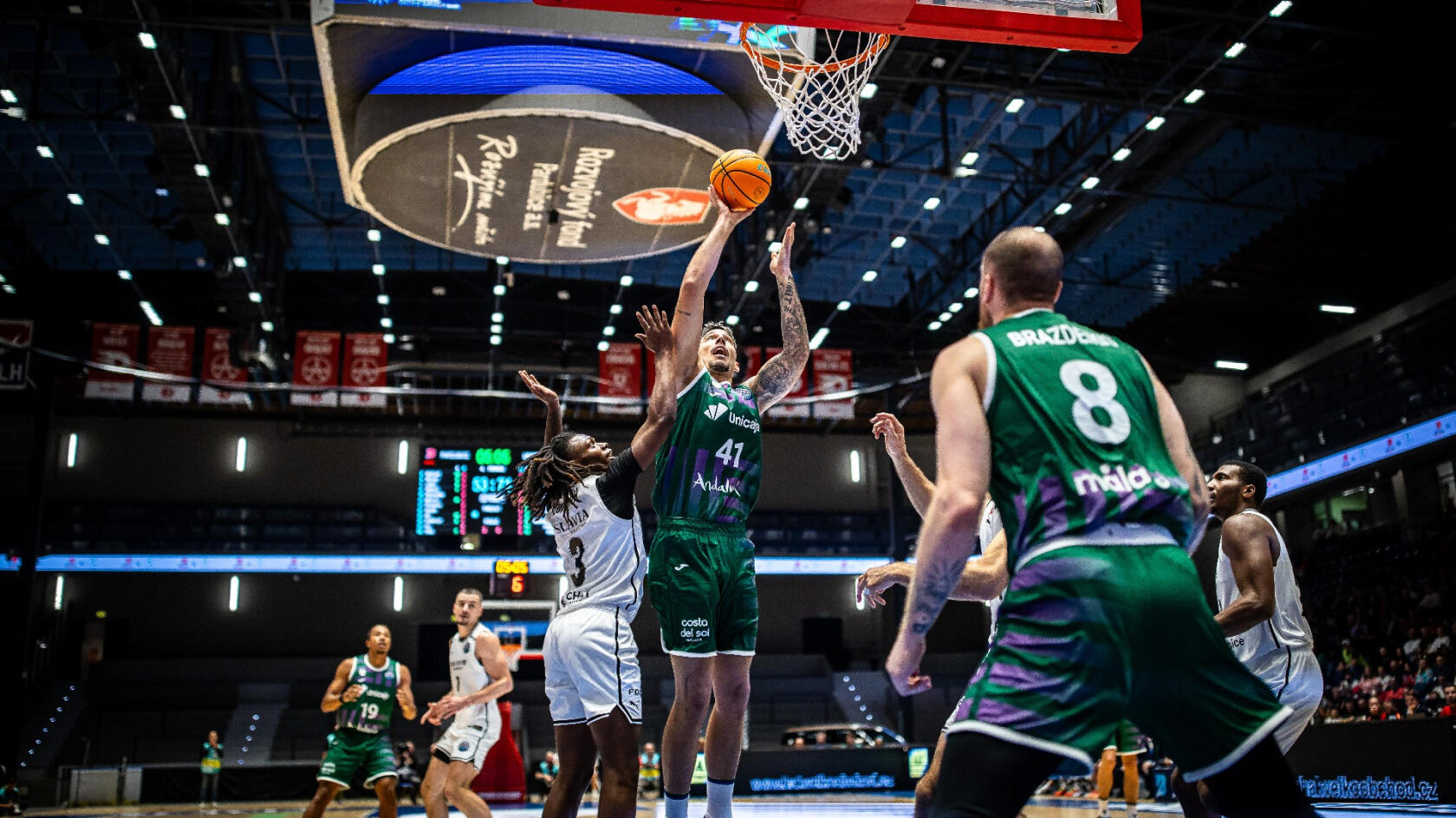 Unicaja gana en Pardubice y sigue invicto en la BCL (63-79)