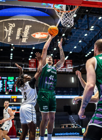 Unicaja gana en Pardubice y sigue invicto en la BCL (63-79)