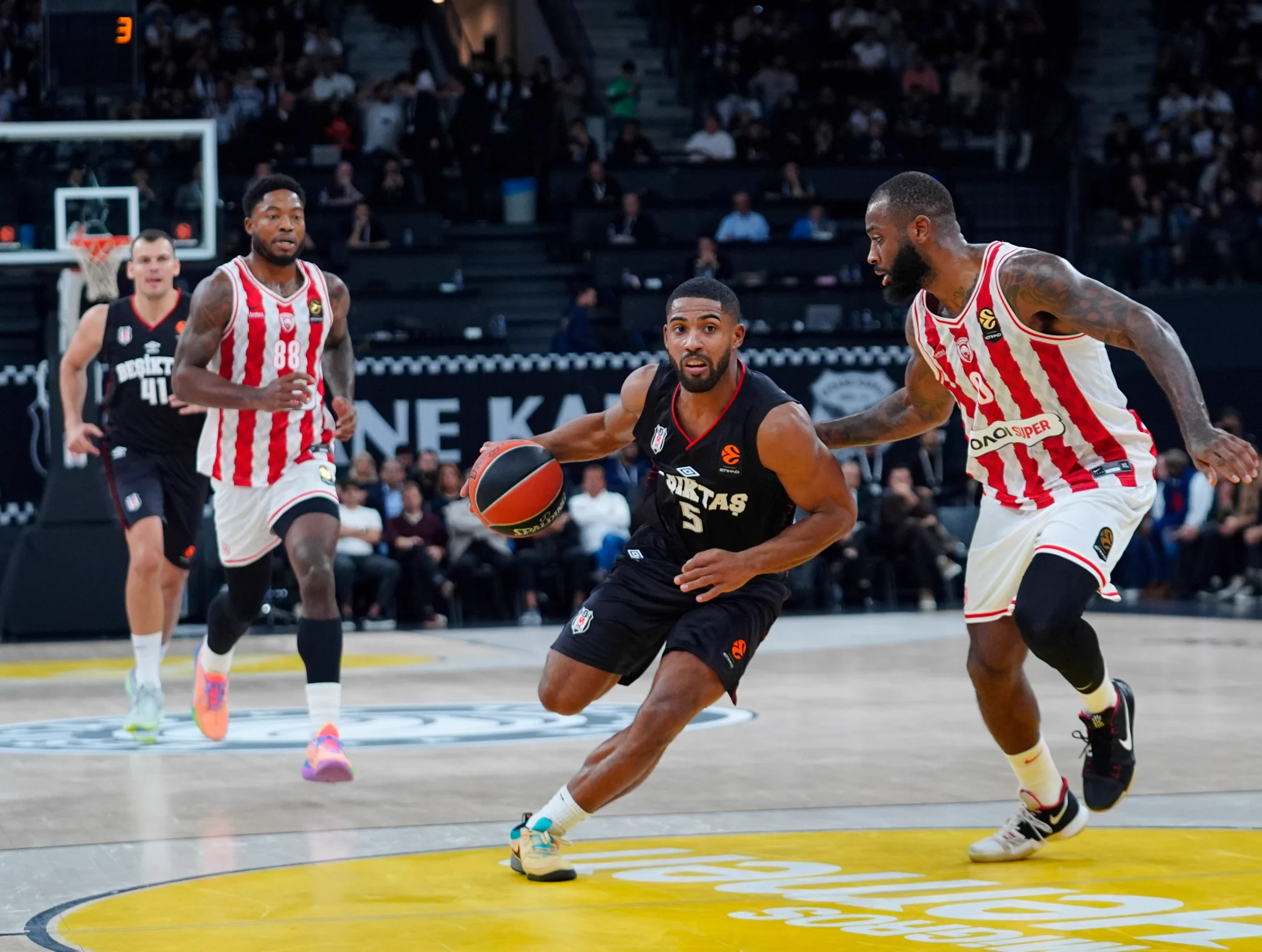 Vezenkov guía al Olympiacos en la pista del Besiktas (73-81)