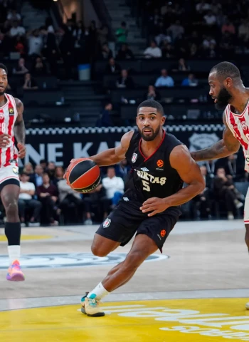Vezenkov guía al Olympiacos en la pista del Besiktas (73-81)