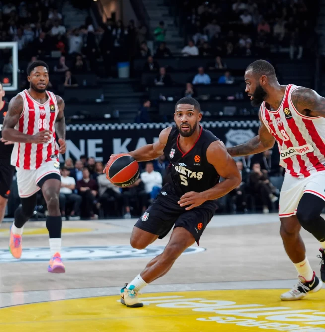 Vezenkov guía al Olympiacos en la pista del Besiktas (73-81)