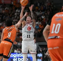 El Casademont Zaragoza sentencia al Leyma Coruña antes del descanso, 71-92