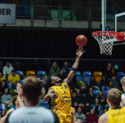 Un tercer cuarto de 38-14 da la victoria a La Laguna Tenerife en Alemania (94-104)