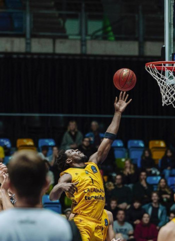 Un tercer cuarto de 38-14 da la victoria a La Laguna Tenerife en Alemania (94-104)
