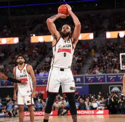 JaVale McGee ficha por el Shanghai Sharks, con D'Angelo Russell