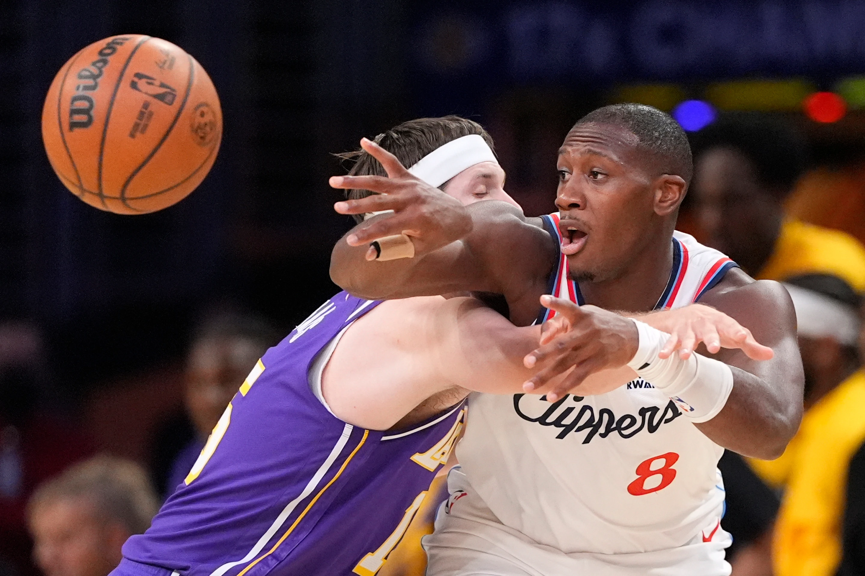 Los Lakers ganan el derbi angelino y siguen invictos (117-125)