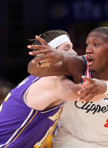 Lakers Win LA Derby, Remain Undefeated (117-125)