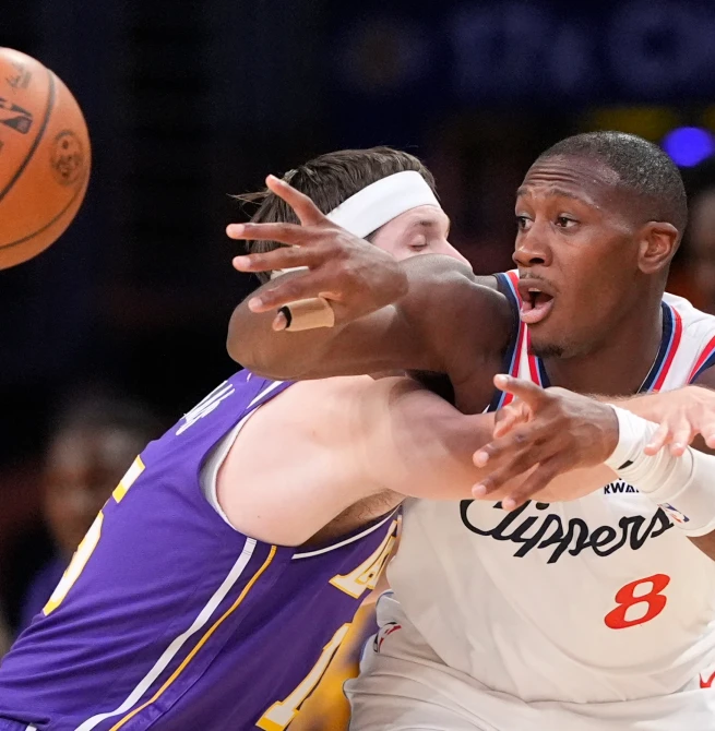 Los Lakers ganan el derbi angelino y siguen invictos (117-125)