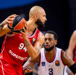 49 rebotes y Montero: el Olympiacos arrolla al Efes de Laso (89-66)