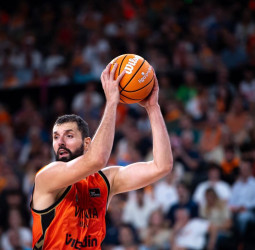 Mirotic y la defensa salvan al Valencia en Lyon (92-105)
