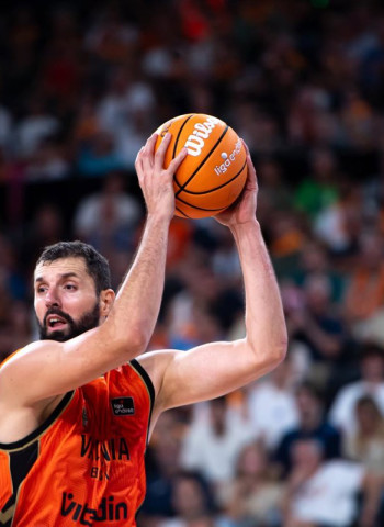 Mirotic y la defensa salvan al Valencia en Lyon (92-105)