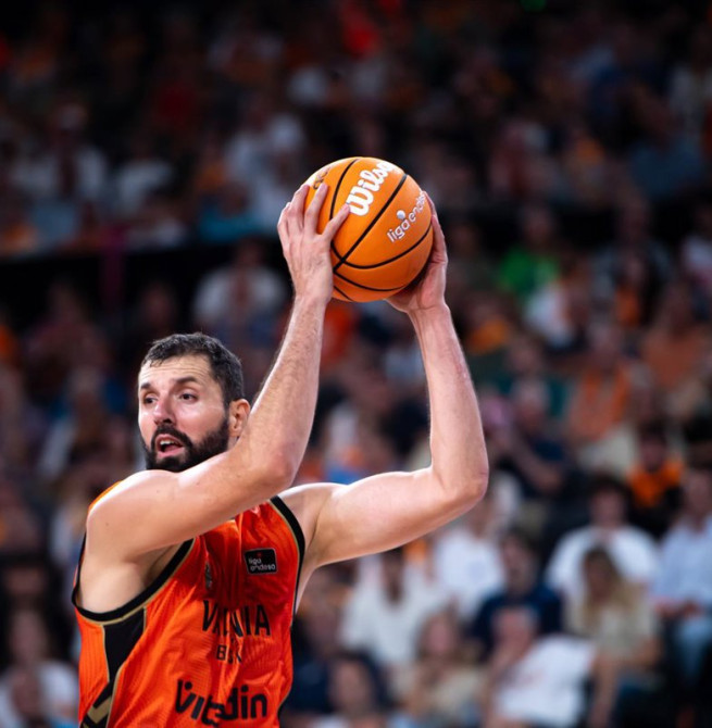 Mirotic y la defensa salvan al Valencia en Lyon (92-105)