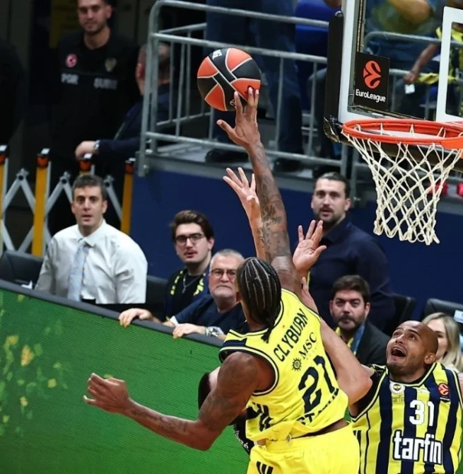 Fenerbahçe 74-65 Partizan: 14 tapones y récord de la EuroLeague