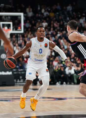 TJ Shorts guía al Valencia Basket en París (93-104)