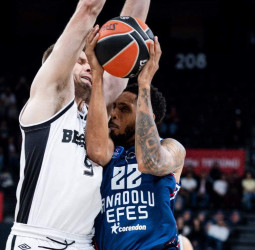 Santi Yusta firma su mejor partido en la victoria del Efes ante el Besiktas (89-80)