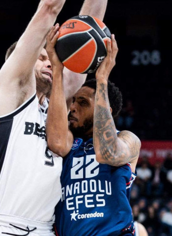 Santi Yusta firma su mejor partido en la victoria del Efes ante el Besiktas (89-80)