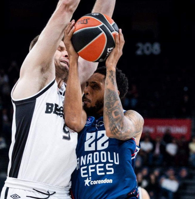 Santi Yusta firma su mejor partido en la victoria del Efes ante el Besiktas (89-80)