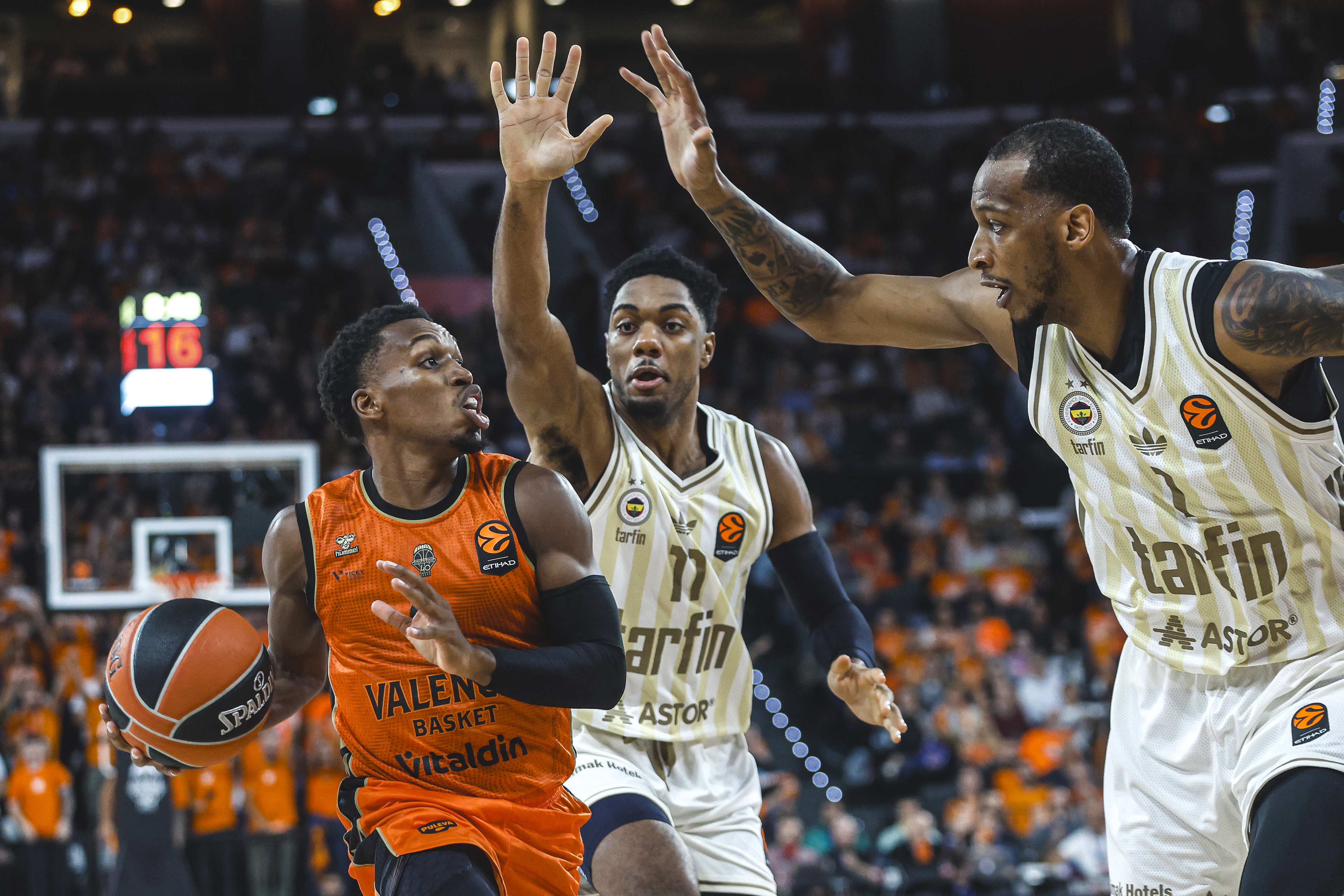 Valencia Basket sobrevive a otro final de infarto y tumba al Fenerbahçe (86-78)
