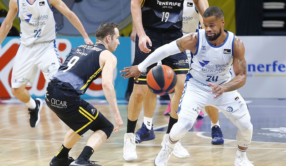 Huertas (Iberostar Tenerife) y Cook (Hereda San Pablo Burgos) disputando un balón