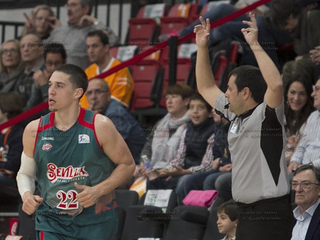 Triple de Bamforth, jugador del Baloncesto Sevilla.